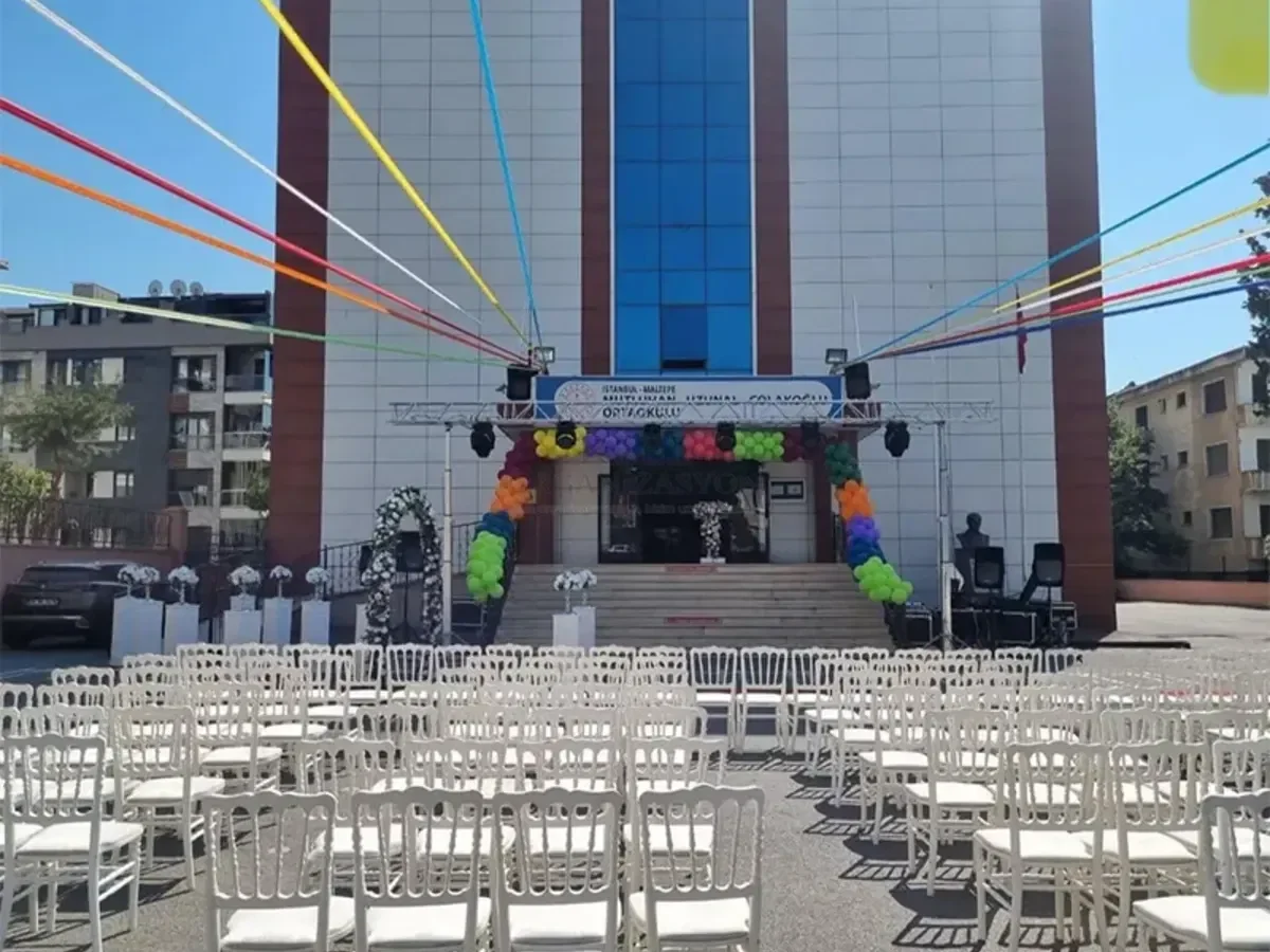 Mezuniyet Sahne Onu Beyaz Sandalye Düzeni - Mezuniyet Organizasyonu