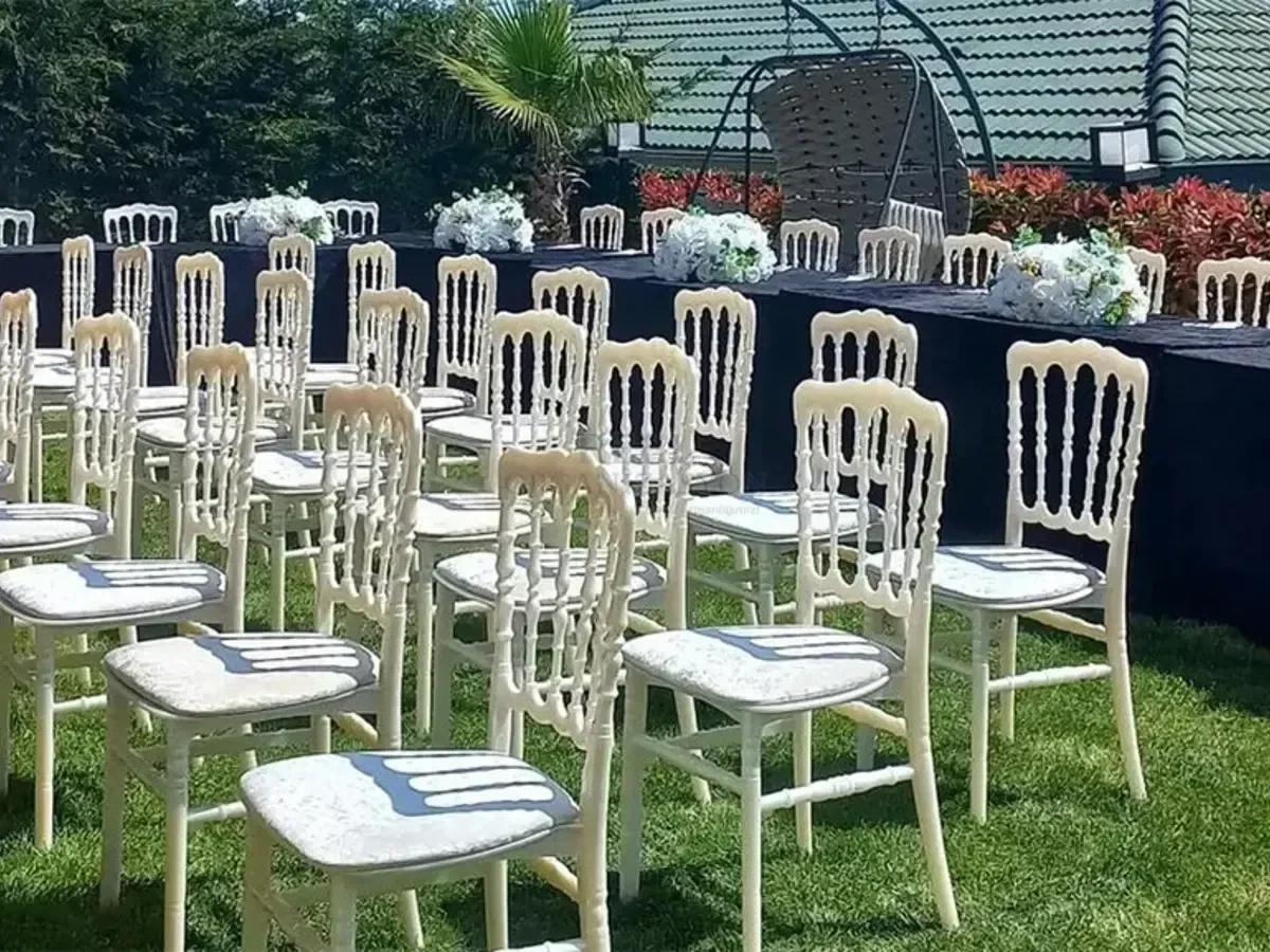 Mezuniyet Töreni Beyaz Sandalye Süsleme - Mezuniyet Organizasyonu