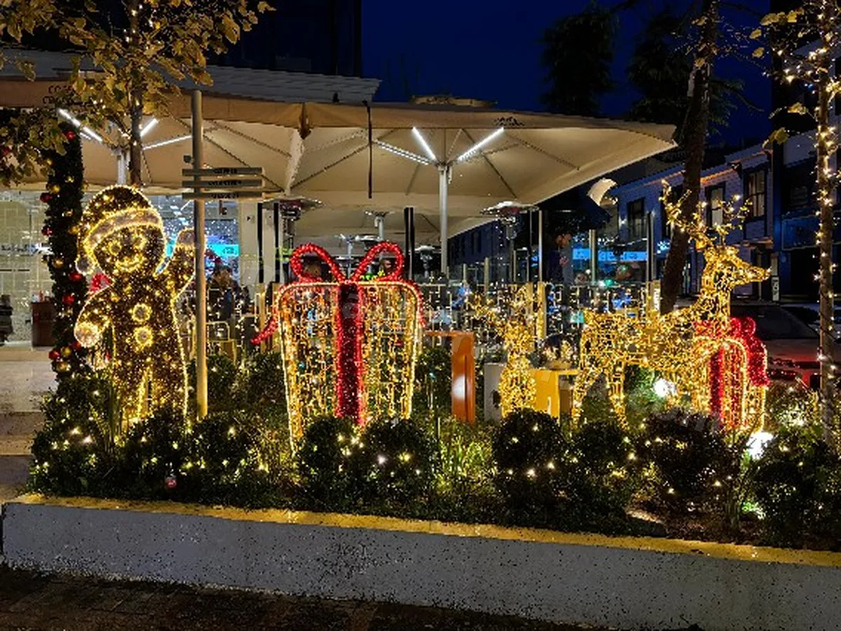 Yılbaşı etkinlik sahnesi ve ışık süsleme